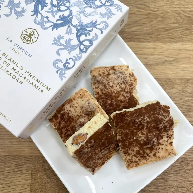 Tableta de chocolate blanco con nueces de macadamia caramelizadas